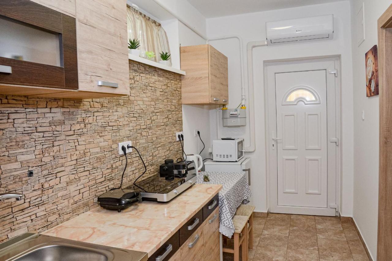 Krisztina Apartman 81 ハイデゥソボスロー エクステリア 写真