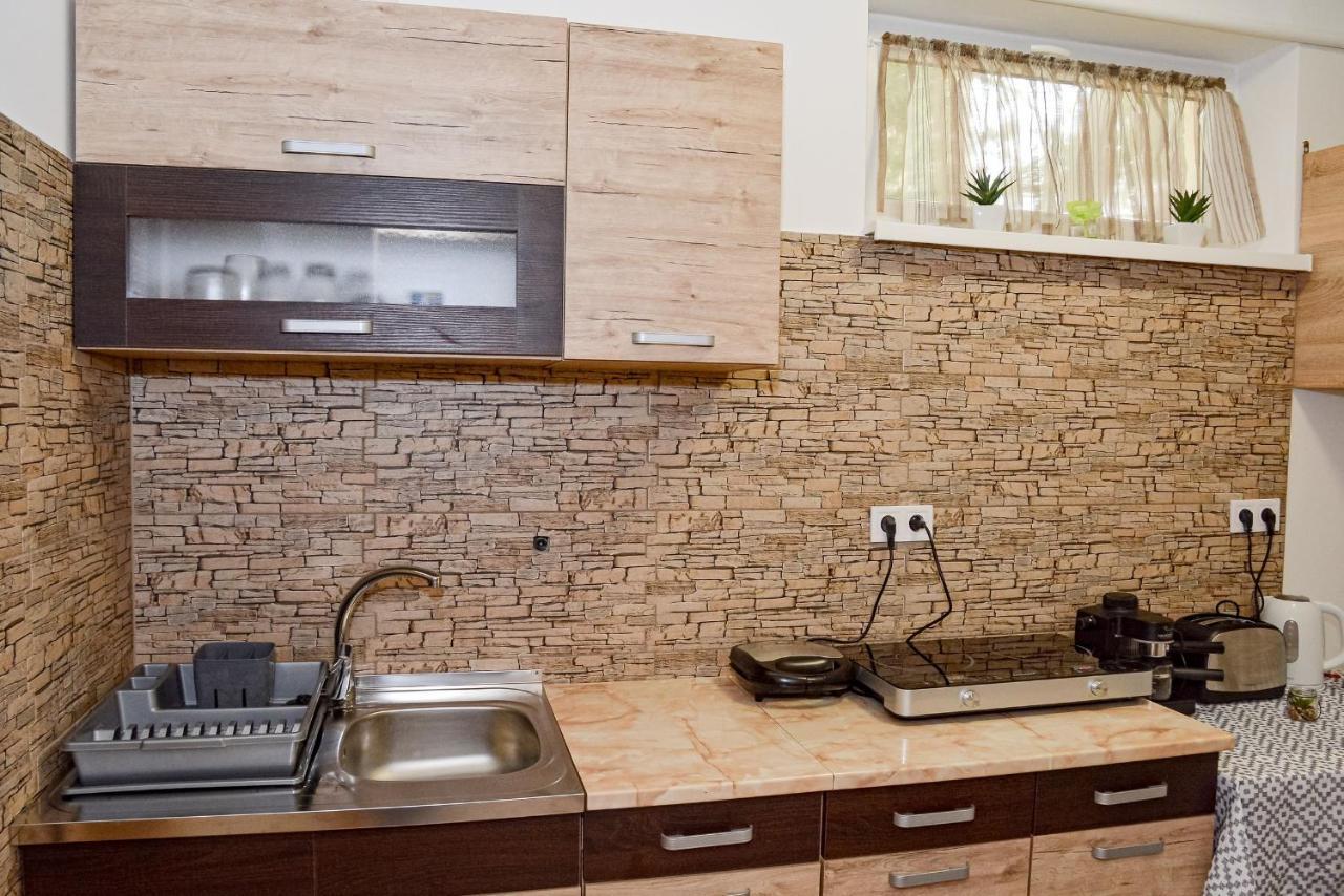 Krisztina Apartman 81 ハイデゥソボスロー エクステリア 写真
